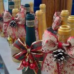 Lindas garrafas  decoradas estarão disponíveis para venda em nosso Brechó.