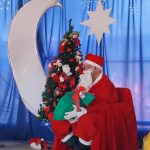 Entrega dos presentes do Papai Noel para as crianças .