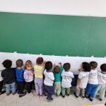 Nível II C  • Azulejo  Por conta da reunião de pais, fizemos uma adaptação em sala.  Cartolinas e giz de cera